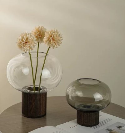 فازة زجاجية بقاعدة خشبية