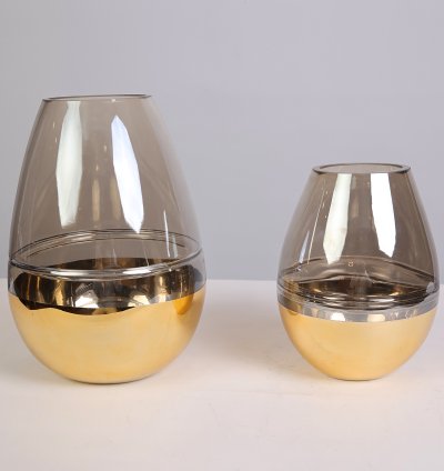 فازة زجاجية بقاعدة ذهبية