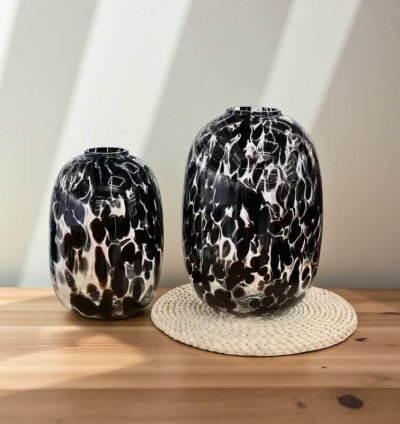 مزهريات زجاجية شفافة بنقوش سوداء