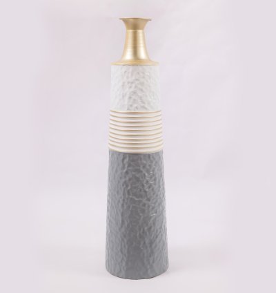 مزهرية ديكور بثلاث طبقات وأعلى ذهبي بدون ورد