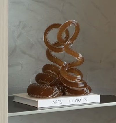 قطعة ديكور بشكل فنى مجرد