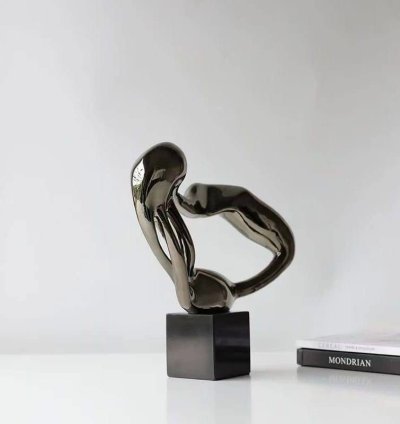 تمثال تجريدي لامع